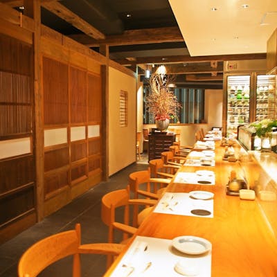 デートにも最適。料理の臨場感を味わうカウンター席とゆったりテーブル席