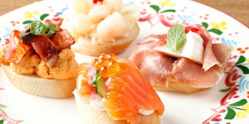 【女子会プラン】ピンチョスや魚介パエリアなど全7皿＋スパークリングワインなど 3 時間飲み放題付き