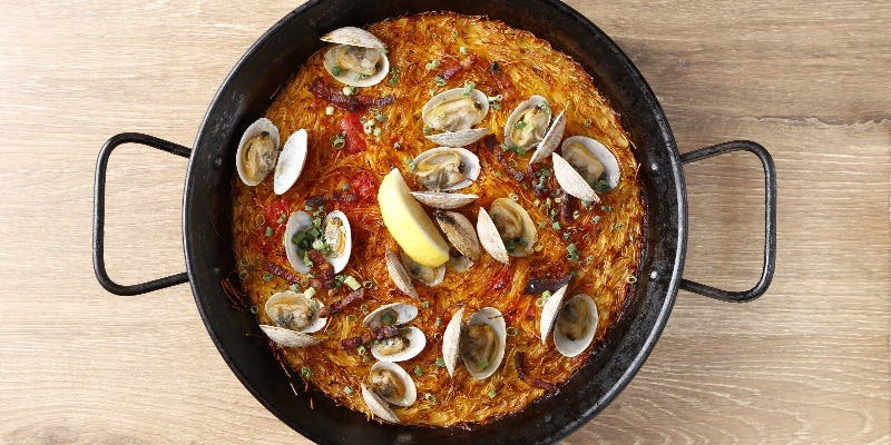 【 Menu la nina 】 ピンチョスや魚介パエリアなど全6皿＋スパークリングワインなど 3 時間飲み放題付き