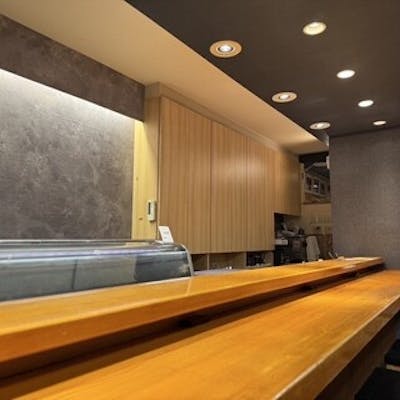 こだわりのカウンター席と座敷