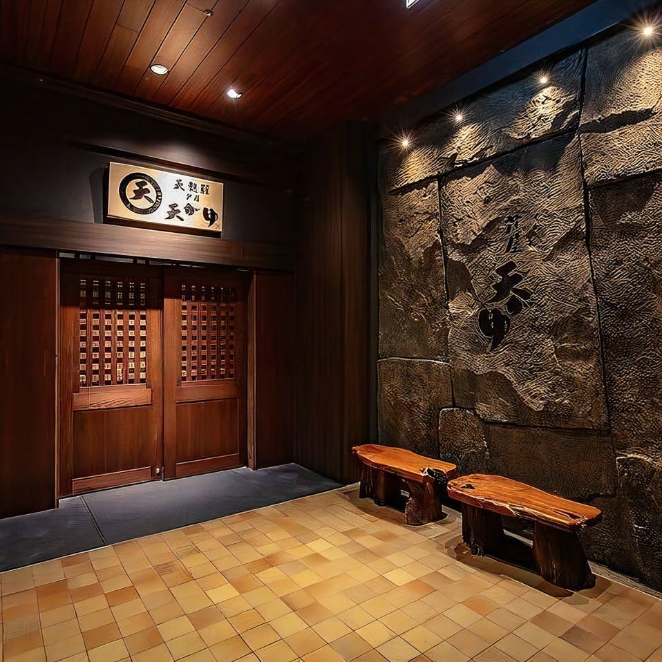 目の前で揚げられるライブ感あふれるカウンター席