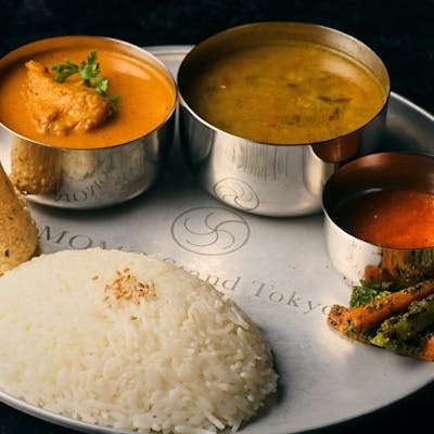 ポークからシーフードまで。スパイス香る多彩なモモの世界を堪能