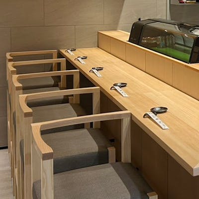 臨場感あふれるカウンター席