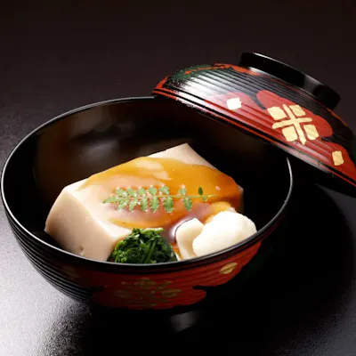 伝統の味を守り継ぐ。創業から愛され続ける名物「胡麻豆腐」