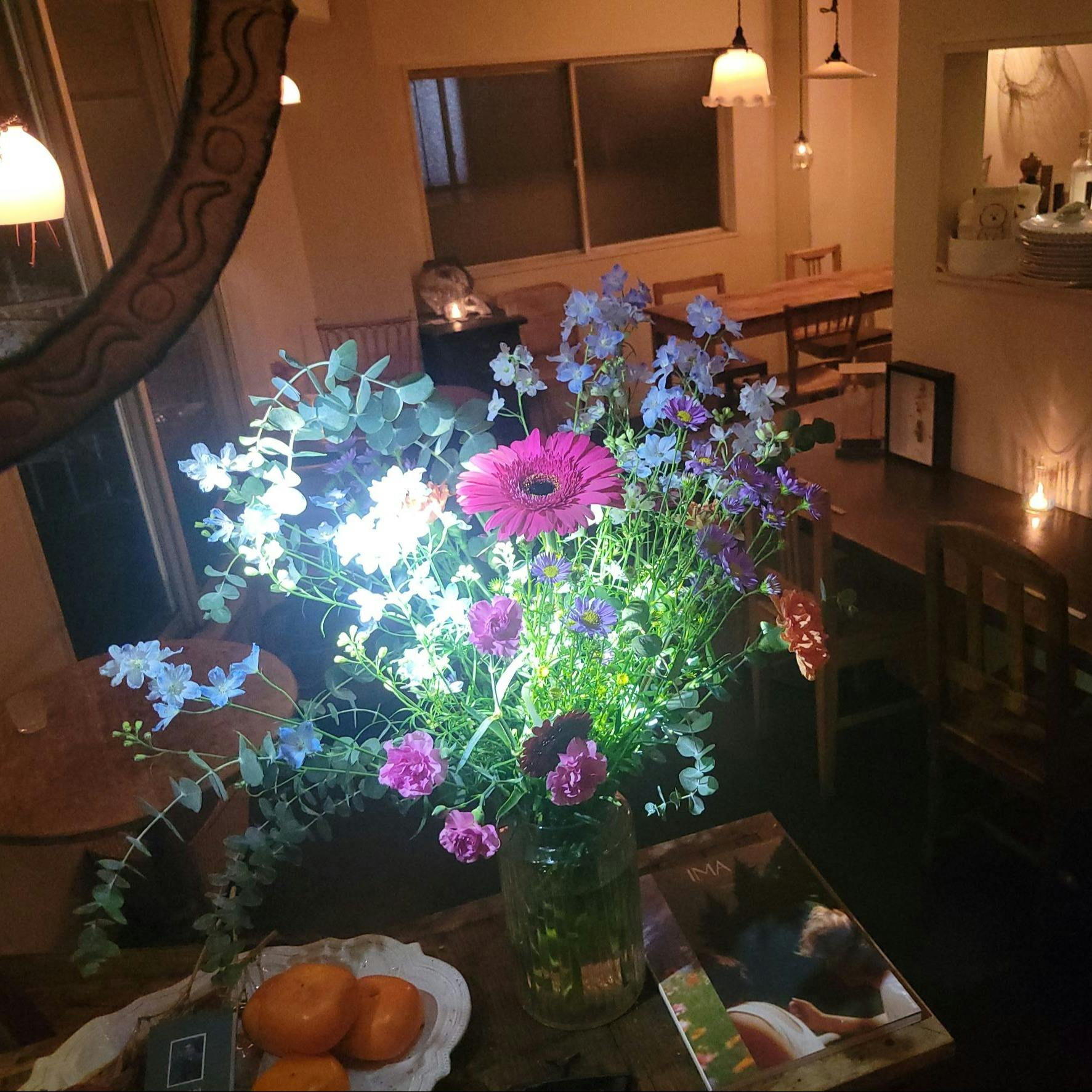 薄暗い照明と花々が演出する、ムード満点のアンティーク空間。