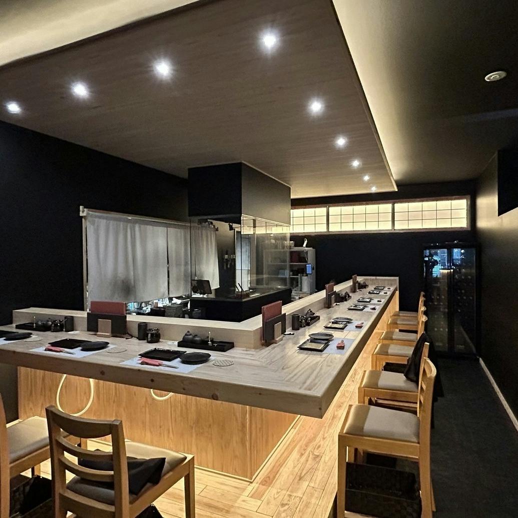 和の趣きに包まれた上質な空間。接待や大切なご会食に。