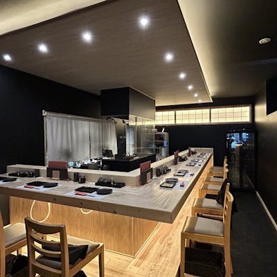 和の趣きに包まれた上質な空間。接待や大切なご会食に。