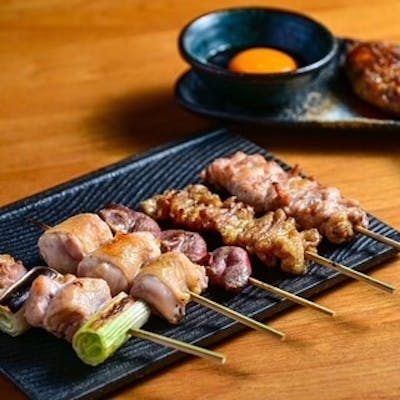 職人が魂を込める一本。部位の個性を引き出す、至高の焼鳥。