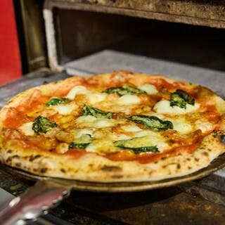 窯焼きピッツァ：ナポリ直送の小麦使用