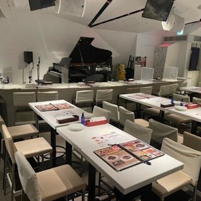 毎日ピアノ演奏を行っています!