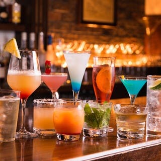 バーテンダーが作る多彩なドリンク