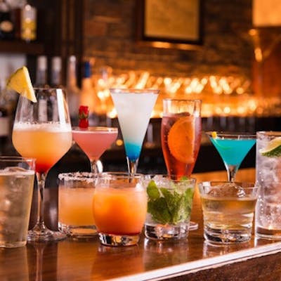 バーテンダーが作る多彩なドリンク