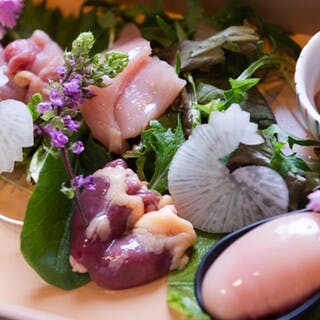 自慢の焼鳥をはじめ、こだわりの食材で作る逸品の数々を堪能