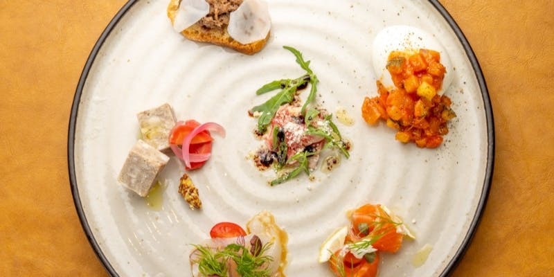 【ディナーコース】オードブル6種、魚とお肉のWメイン、デザートと食後のドリンクなど全5品