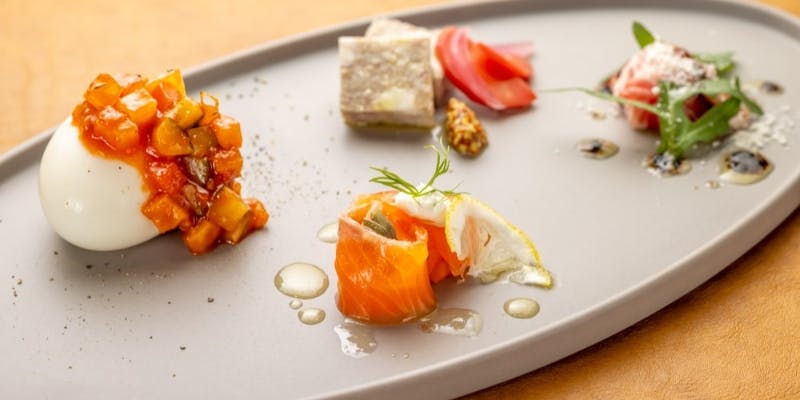 【ランチコース】オードブル盛り合わせ4種、国産鶏もも肉のロースト、デザートと食後のドリンクなど全5品