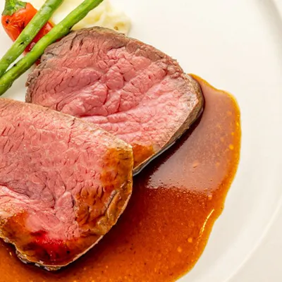 季節食材で作る上質なフレンチとパティシエ手掛けるスイーツをお楽しみください。