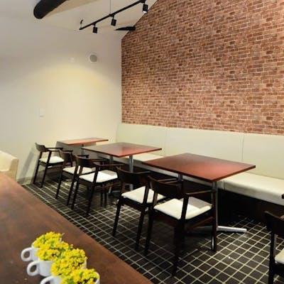 温かな雰囲気の空間。カウンター、テーブル席でゆったりと。