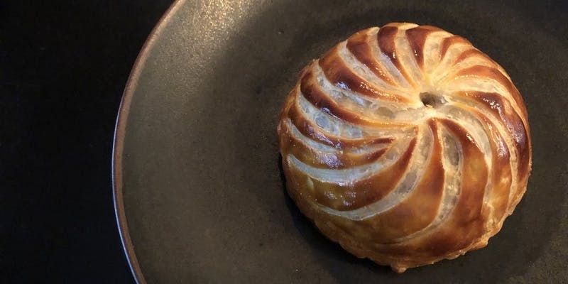 「黒毛和牛のパイ包み焼き・ウェリントンスタイル」をメインとした　ici スペシャルフルコース