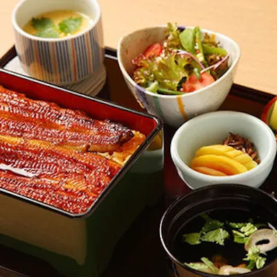 特注金串でふっくら焼き上げる江戸前うなぎに舌鼓