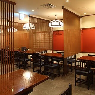 個室完備。和洋折衷の落ち着いた空間で寛ぎのひとときを