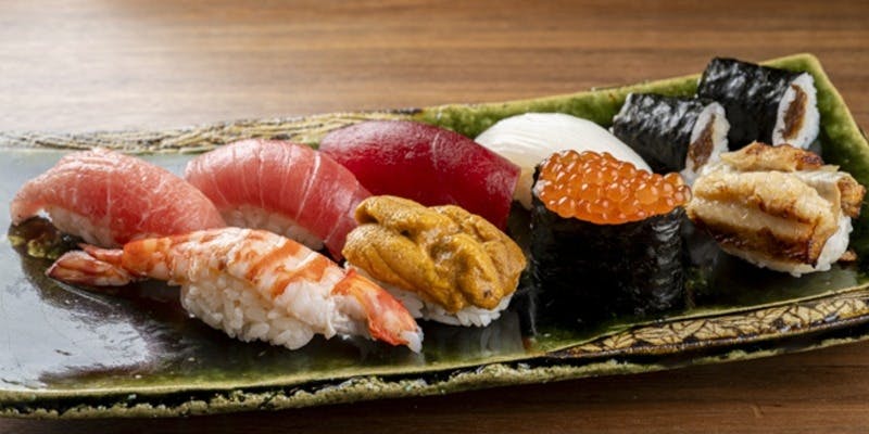 【おまかせコース8,800円】天然魚にこだわった握り10貫がおもてなし。お椀物やデザートまで味わい尽くす