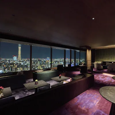 東京の夜景の輝きとともに、記憶に刻まれる優雅なひとときを最上階のバーラウンジで。