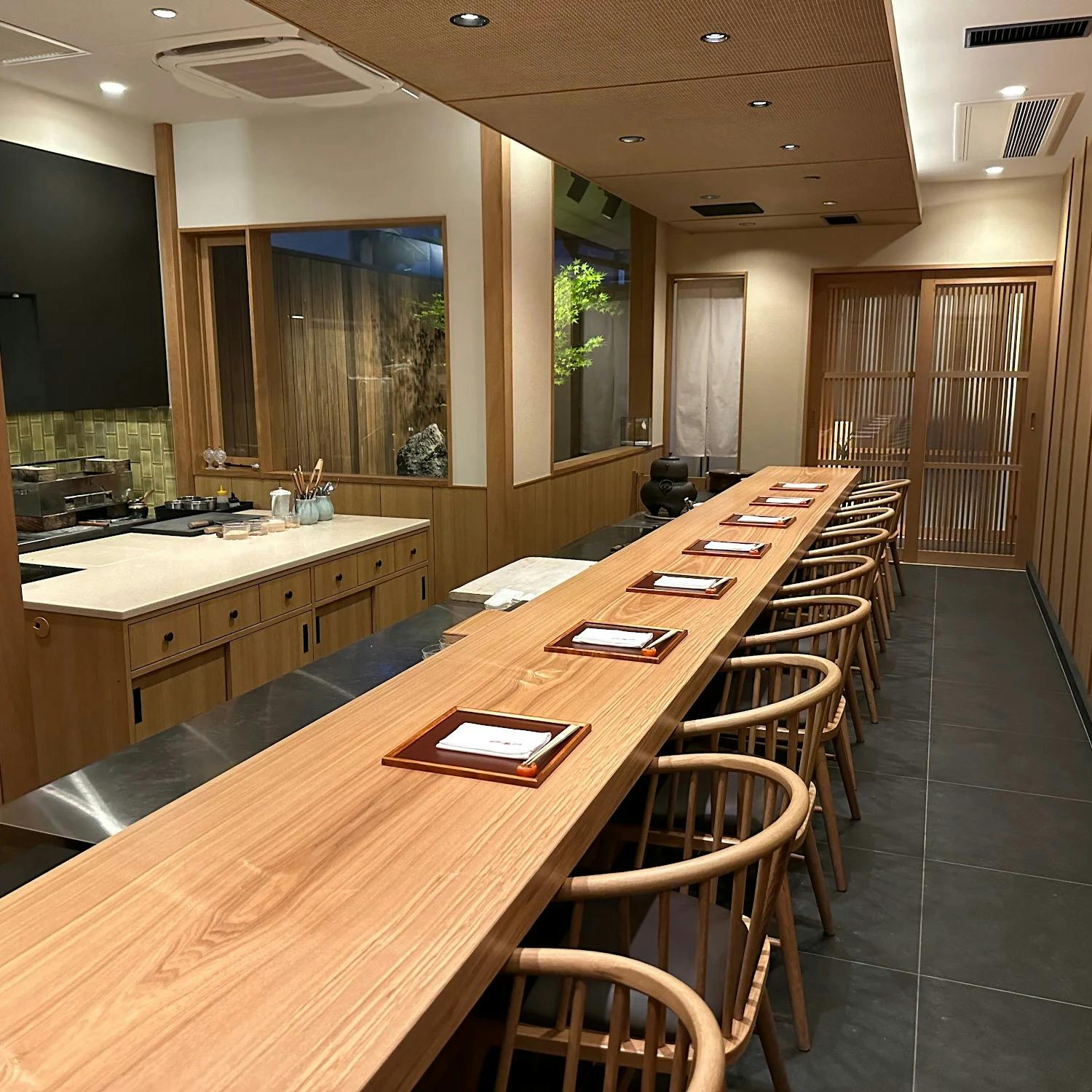 和の情緒あふれる寛ぎのカウンター席