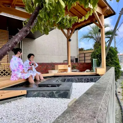源泉かけ流し足湯を新設