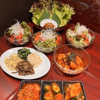 こだわりのキムチとナムル、新鮮な野菜