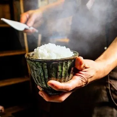 釜戸炊きご飯でお肉を引き立てる