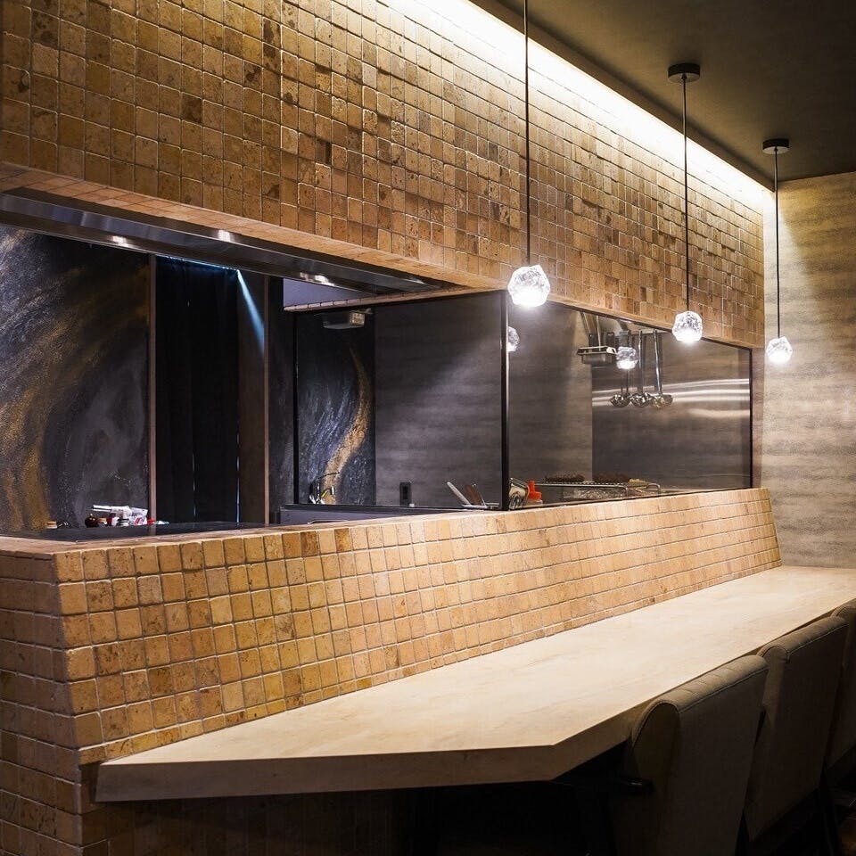 落ち着いた雰囲気の店内空間