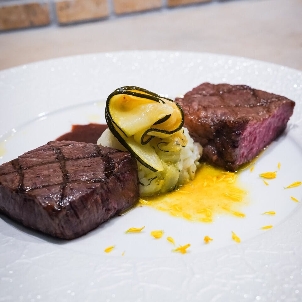 厳選された熟成肉の深い味わい