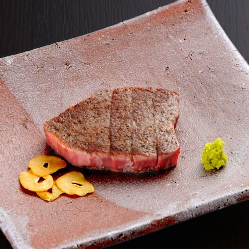 近海の鮮魚や島野菜、旬の沖縄食材