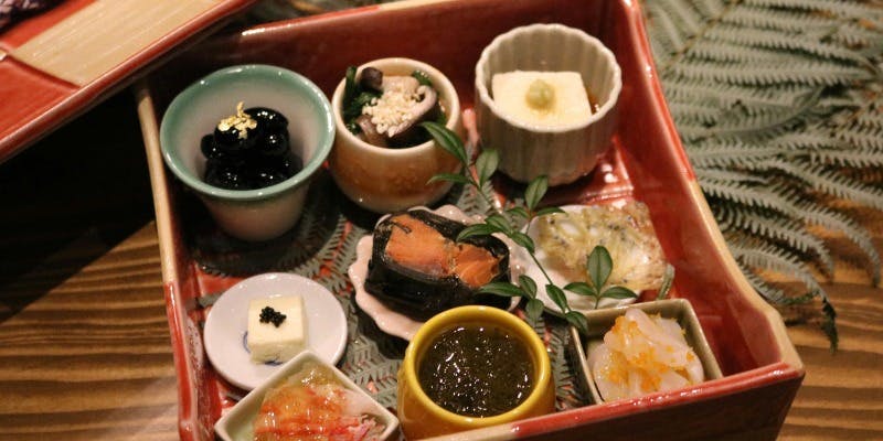 【ディナー】新春特選コースです。新年にふさわしい華やかな前菜と冬の食材をご堪能ください。