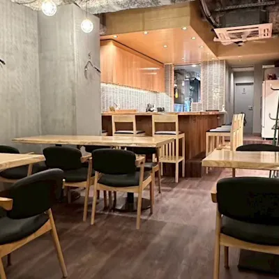 ライブ感溢れるカウンターで愉しむ臨場の美味