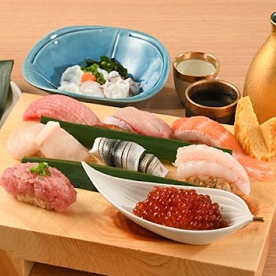 産地直送旬の魚介を握る鮨と、おばんざいの競演