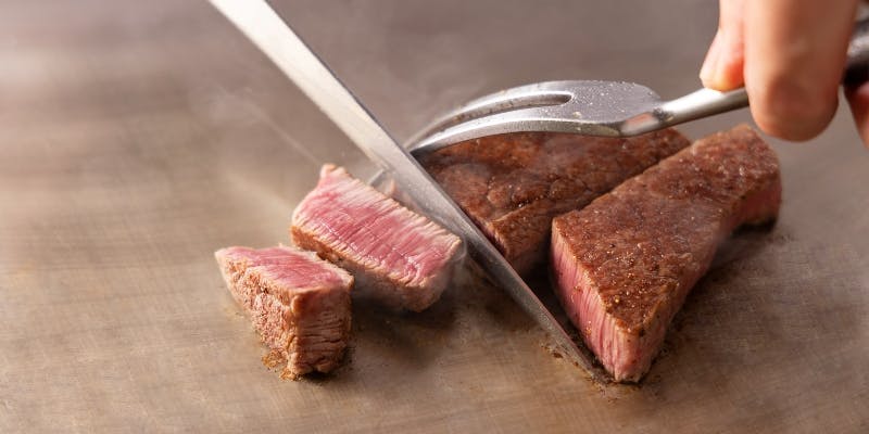 鉄板焼ランチコース「珊瑚」　～旬の鮮魚・国産牛フィレステーキ100gを含む全8品～＋ワンドリンク付き