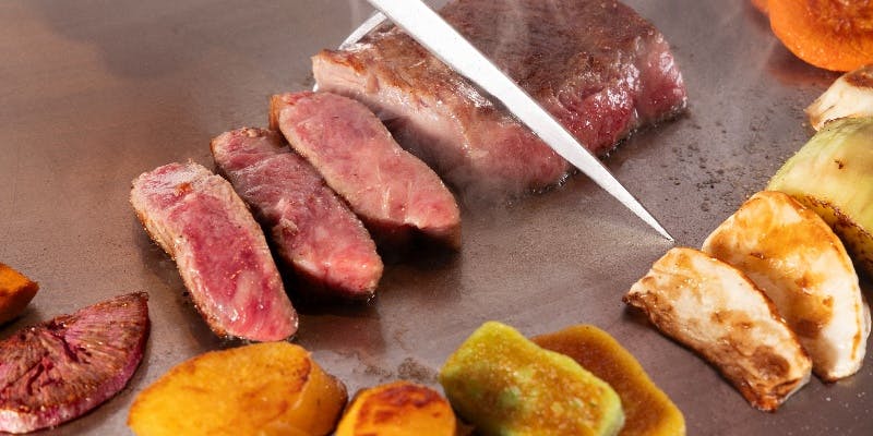 鉄板焼ランチコース「珊瑚」　～旬の鮮魚・黒毛和牛ロースステーキ100gを含む全8品～＋ワンドリンク付き