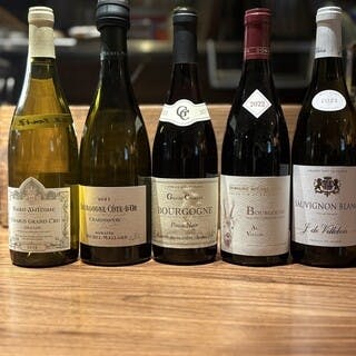 豊富なフランスワインで料理を引き立てる