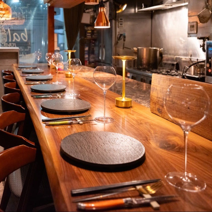 オープンキッチンでライブ感溢れる食体験