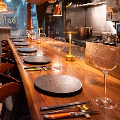 オープンキッチンでライブ感溢れる食体験