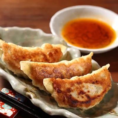 酒場8の定番ジャンボ焼き餃子!