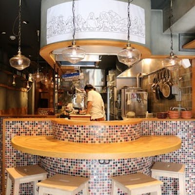 囲炉裏を囲む半円状のカウンターでライブ感満載