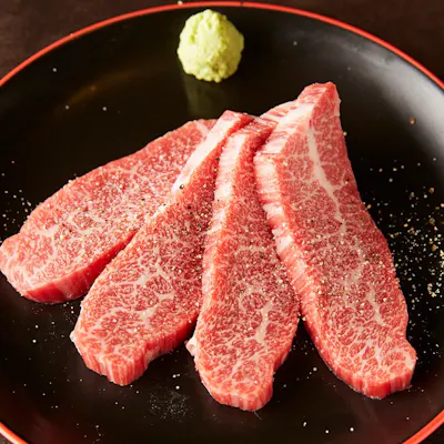 【牝牛への絶対的なこだわり】食肉卸直営を生かした品質。