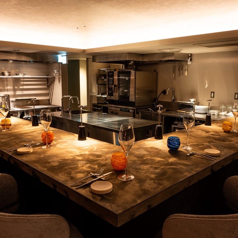 美食の街麻布十番に誕生したライブ感溢れるオープンダイニング