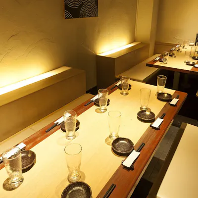 都会の喧騒を忘れる上質な雰囲気の店内
