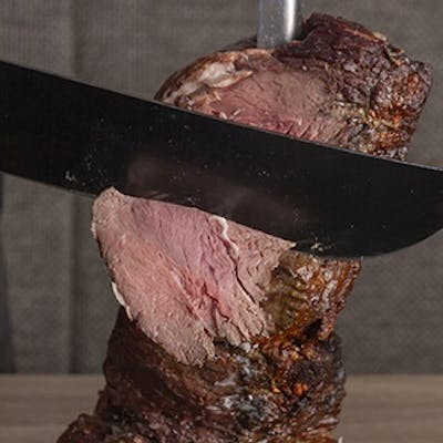 和牛の塊肉を豪快に切り分けるライブ感溢れるパフォーマンス