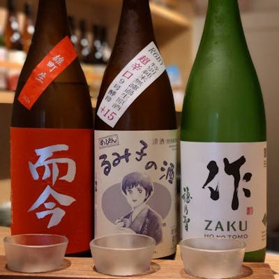 全国から厳選した70種以上の地酒をラインナップ