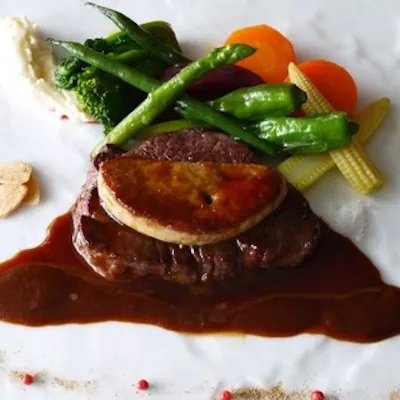 牛ヒレ肉のステーキフォアグラ添えを楽しめる