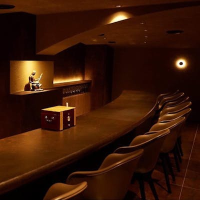 落ち着いた空間でワインとともに極上の夜をお過ごしください。